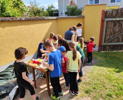 Natürlich kreativ: Die Kindergruppe bastelt für den Muttertag
